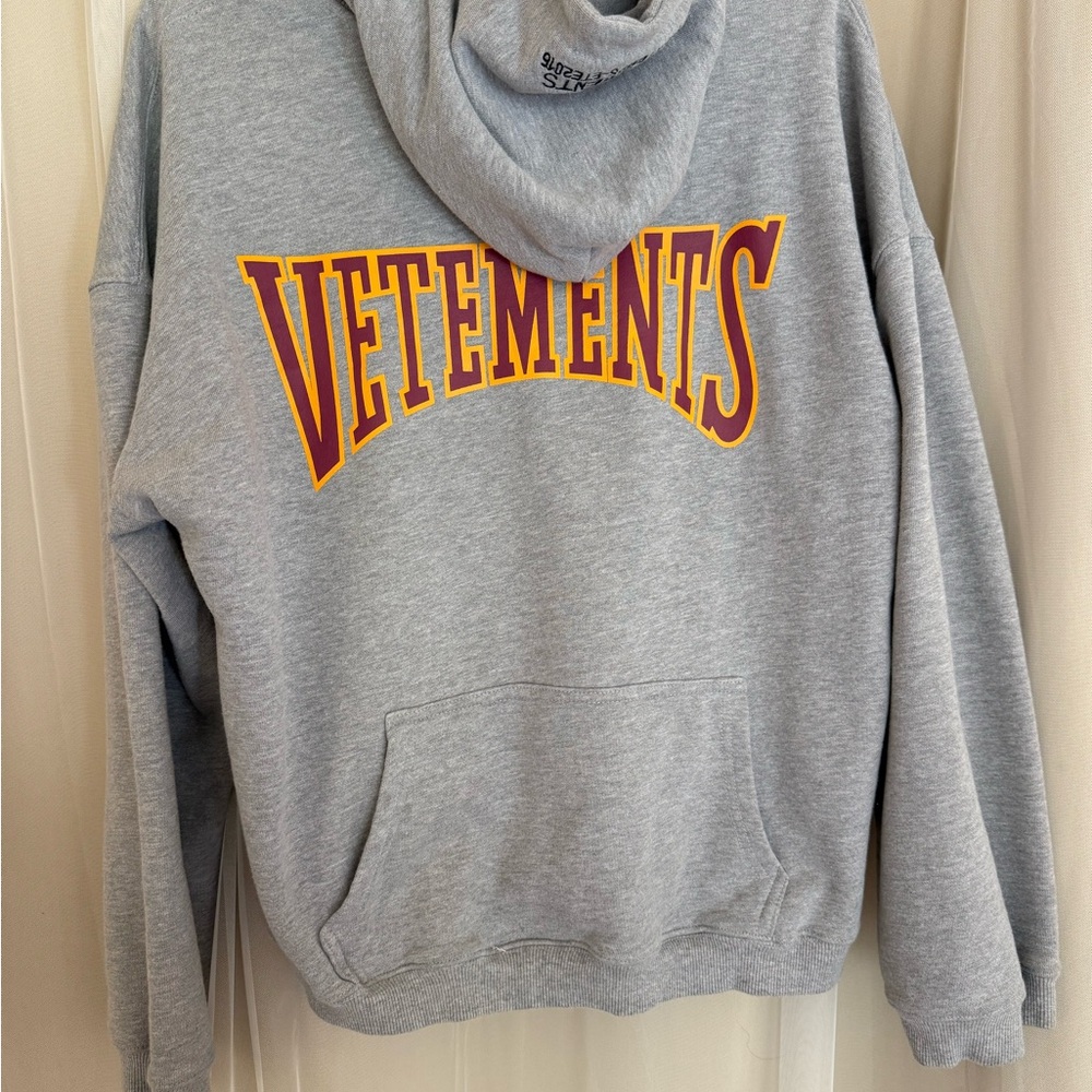 VETEMENTS Logo Hoodie – Grey – “VETEMENTS” Collegiate Print – Printemps-Été 2016